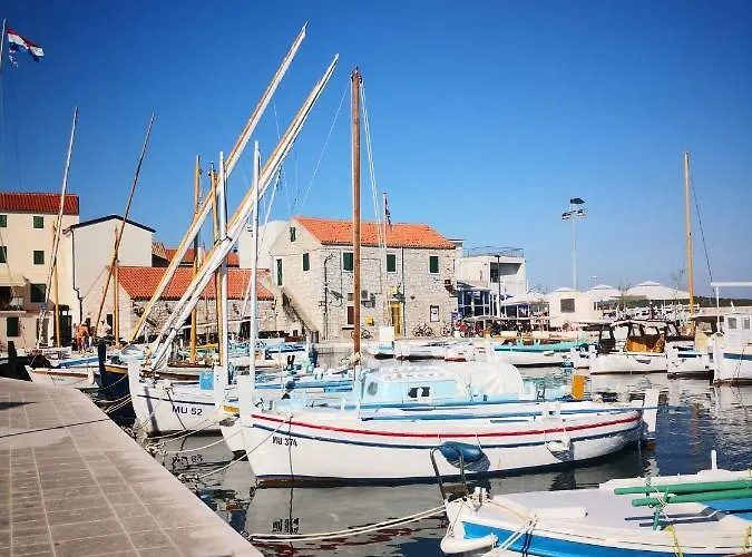 Kuca Lukin Apartamento Betina (Sibenik-Knin)